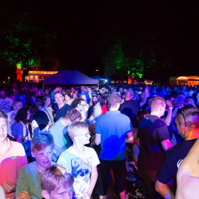 Sunswingpoolparty2015 1 091